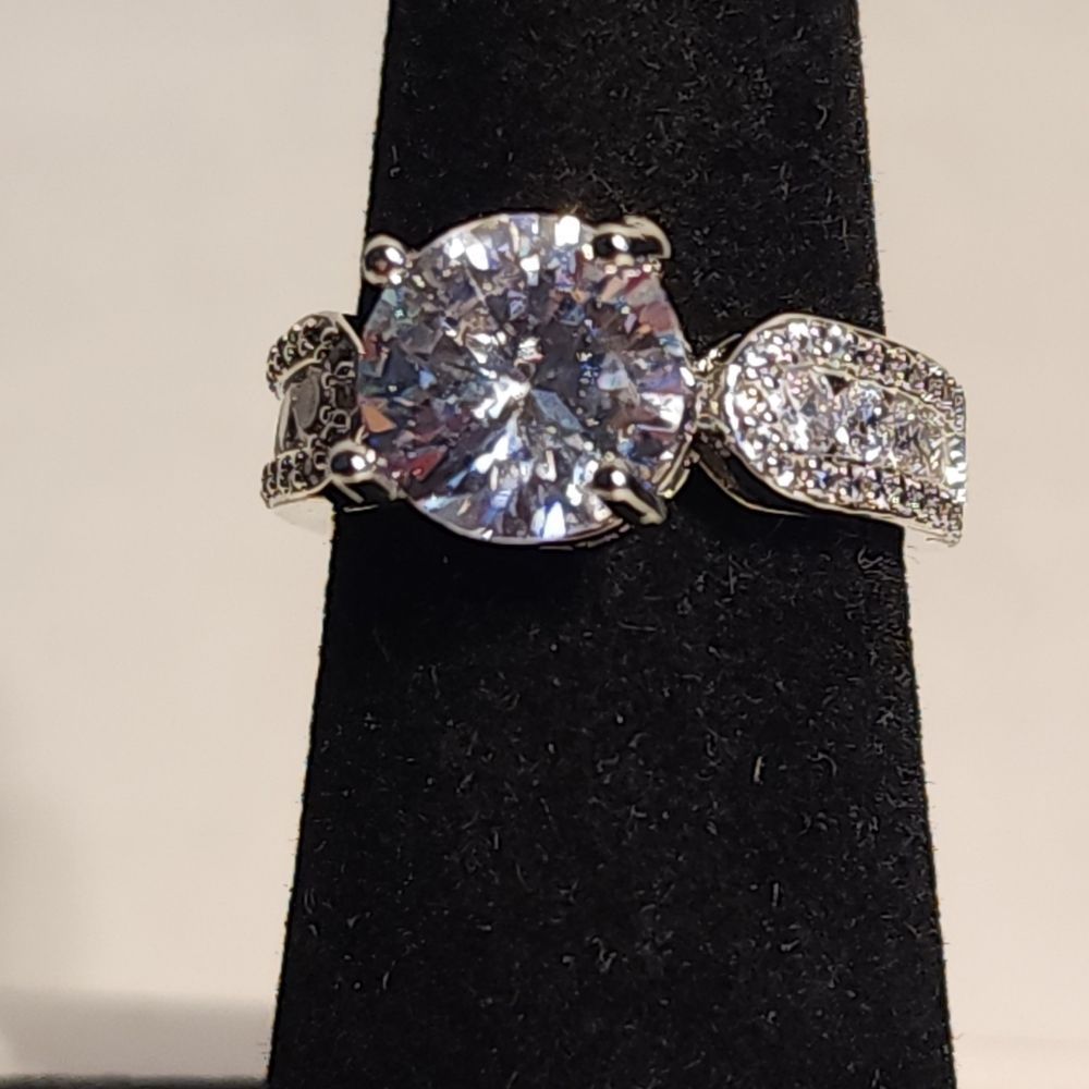 ❤️  Rount Cut side round accent stone Ring Engagement - Picture 6 of 8